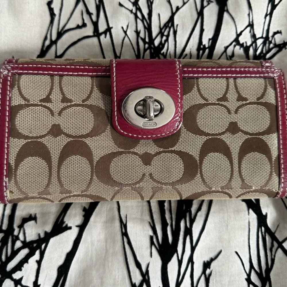 🎉Coach Signature Slim Jacquard Wallet canvas raspberry patent leather - Picture 1 of 8